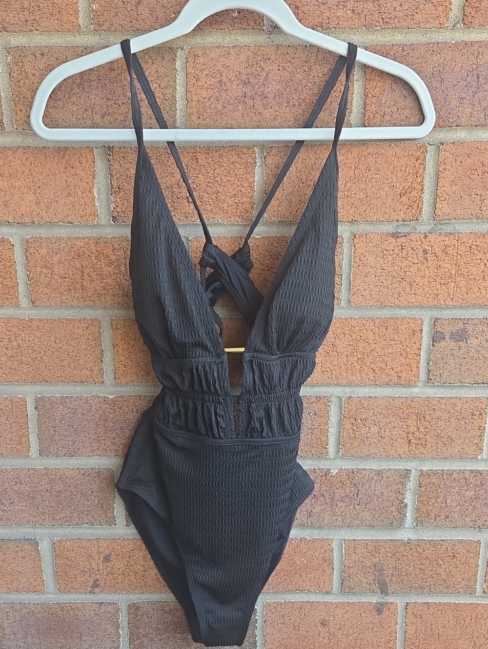 Cupshe One-Piece Swimsuit with Plunge V-Neck and Gold Accent - Picture 4 of 8